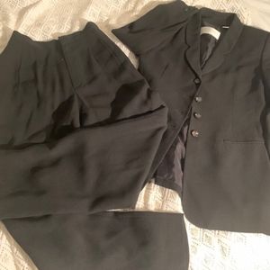 Preowned 2 piece Black Women Suit by Dana Buchman